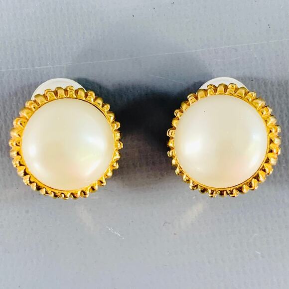 CHANEL Vintage White Gold Faux Pearl Clip On Earrings - Picture 1 of 3